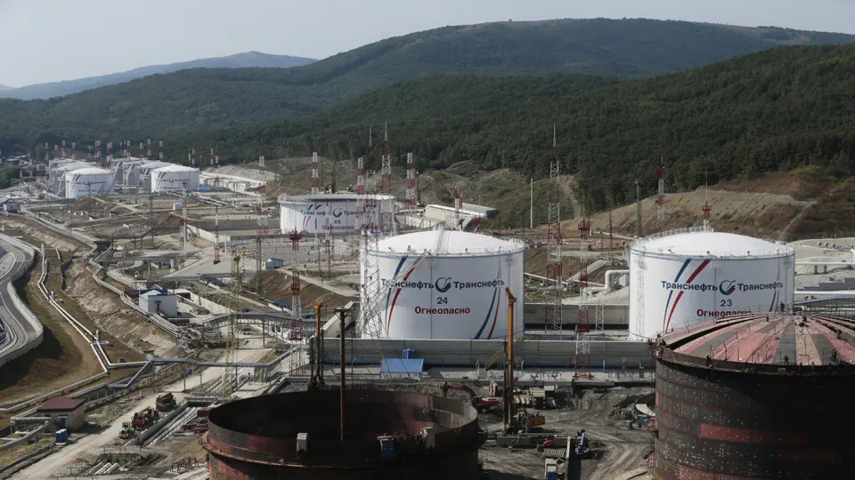 Аналитики пересмотрели прогноз: повреждения портовой инфраструктуры и нефтеперерабатывающих заводов сокращают экспорт нефти, что снизит темпы роста ВВП несмотря на высокие цены на сырьё.
