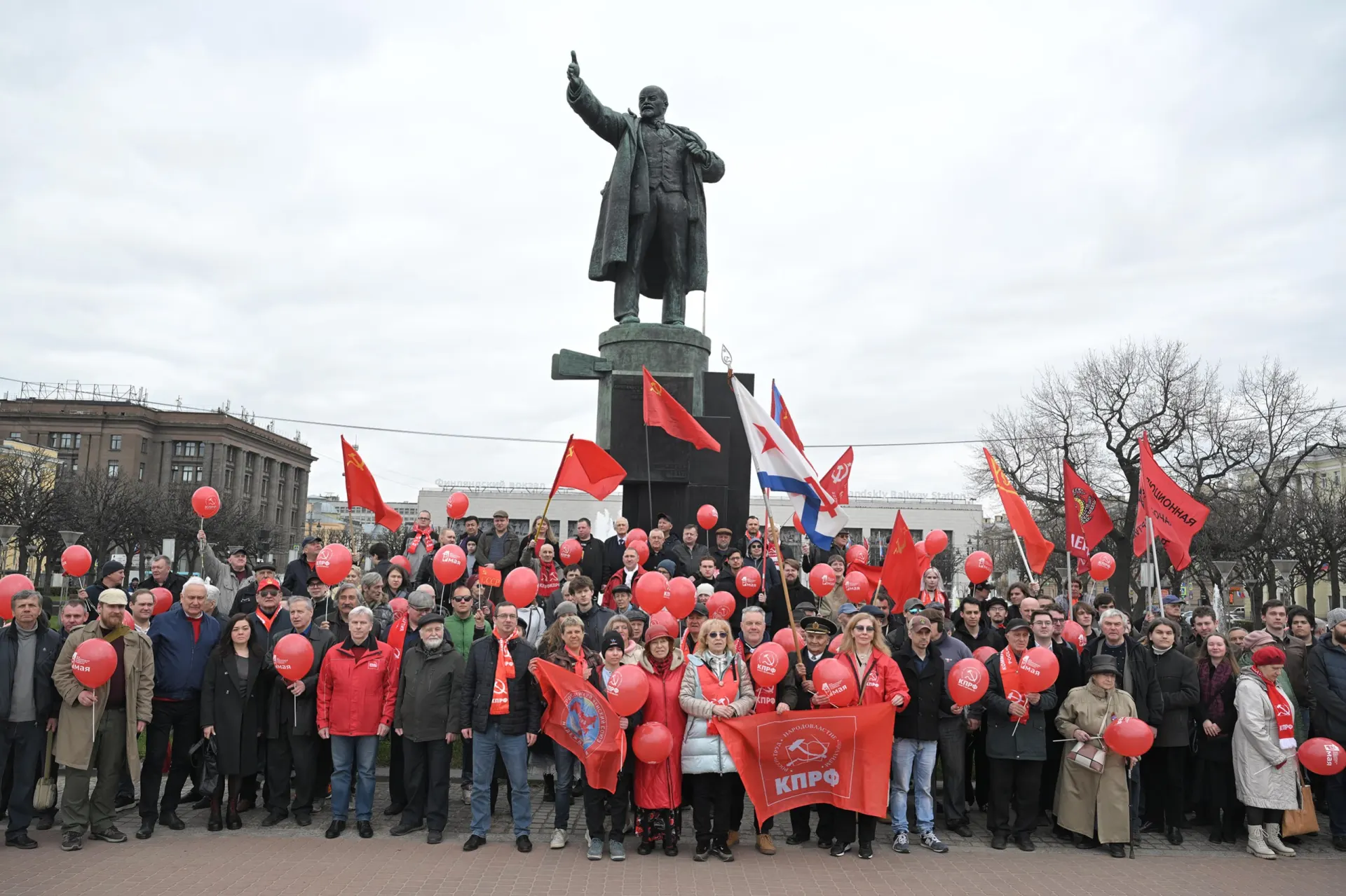 На площади прошла акция КПРФ в формате возложения цветов. Полицейские наблюдали, но не препятствовали. Музыка была фоновая, а на месте раздавали листовки против принудительного использования мессенджера Max.