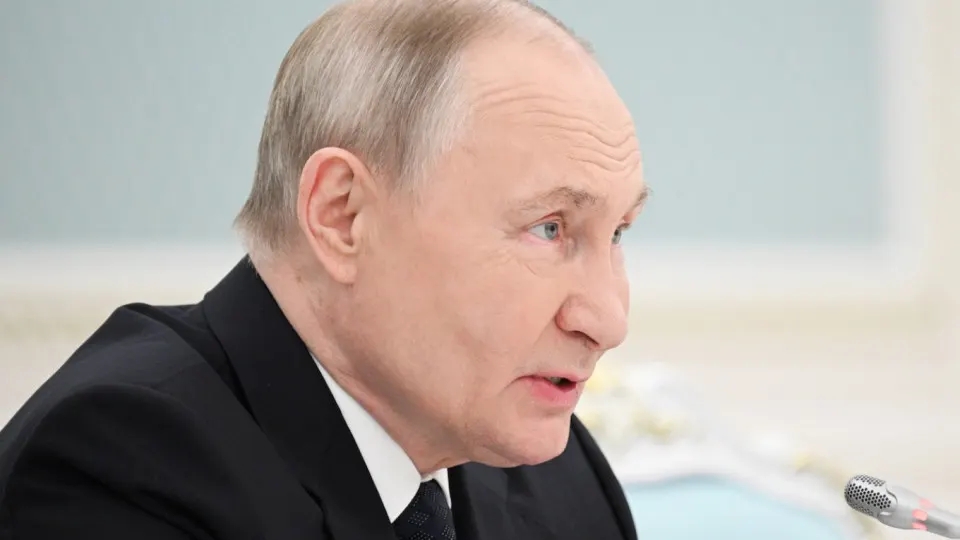 Заместитель министра науки сообщил, что уже более 300 тыс. иностранных студентов обучаются в России и текущая динамика набора позволяет выйти на 500 тыс. к 2030 году. Одновременно активизировалась вербовка иностранцев в вооружённые силы и в подразделения беспилотных систем — студентов агитируют подписывать контракты с обещаниями выплат и сохранения места учёбы.