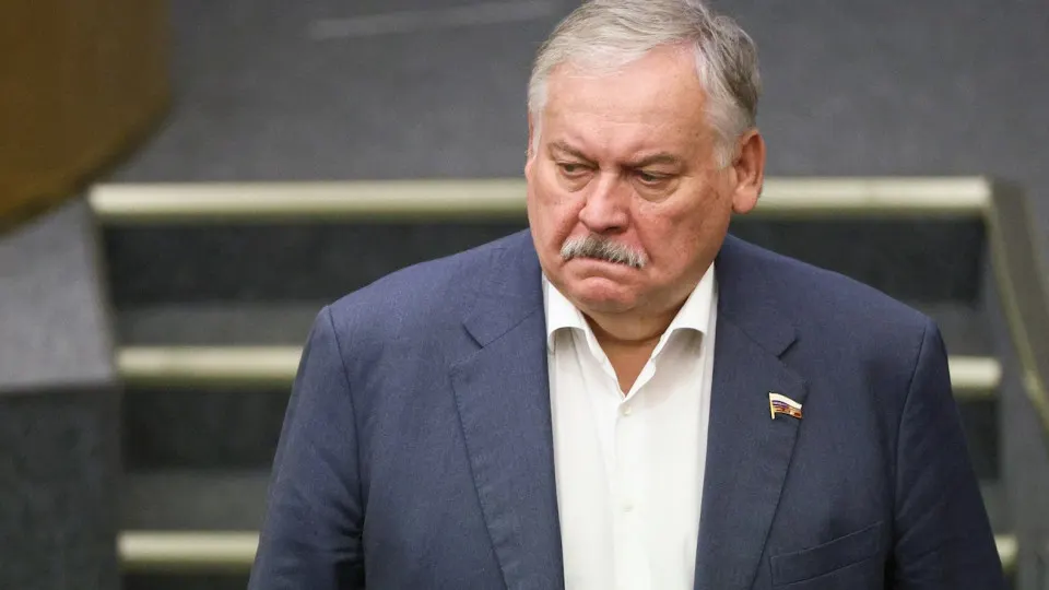 Первый зампред комитета Госдумы Константин Затулин заявил, что Латвия и Эстония нарушили обещания при выходе из СССР и фактически ввели статус «неграждан». В Госдуме прошёл первый этап рассмотрения законопроекта, дающего президенту право применять войска за рубежом для защиты россиян. Западные разведки и аналитики предупреждают о рисках эскалации.