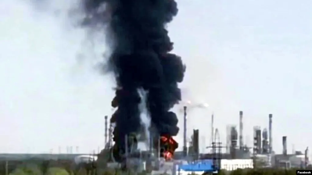 25 июля Тюменский нефтеперерабатывающий завод остановил переработку нефти после падения беспилотника и возгорания отдельных установок. Рассказали о масштабах происшествия и возможных последствиях для поставок топлива.