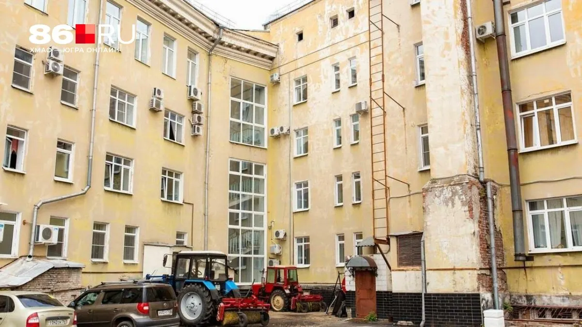 Решение о переустройстве дворовой территории, в том числе организации парковки, принимается на общедомовом собрании собственников. Госдума дала разъяснения по порядку и важным нюансам.