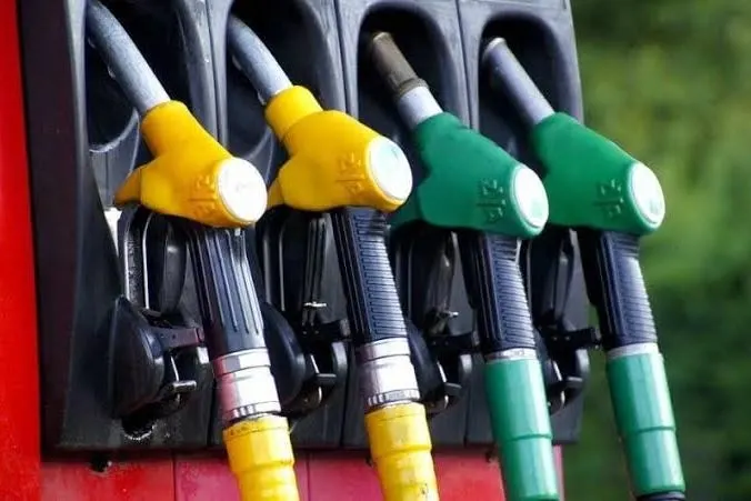 В ответ на массовые удары по нефтеперерабатывающим заводам Россия начала импортировать топливо: партия АИ‑92 из Танжера разгружается в порту Мурманска, поставщиком называется «Лукойл».
