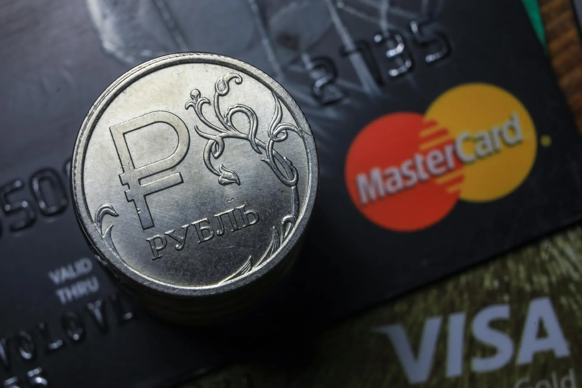 Пользователи сталкиваются с сбоями при попытке оплаты картами Visa и Mastercard, а также через систему быстрых платежей. Эксперты изучяют причины.