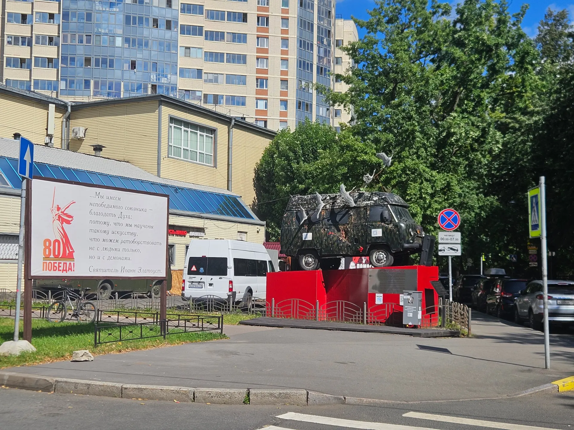 У метро «Лесная» пропали скульптура штурмовика и Z‑выставка, исчезли стенды с портретами погибших у офицеров на Матросова; фонд «Суворов» упоминается в контексте памяти и патриотических проектов.