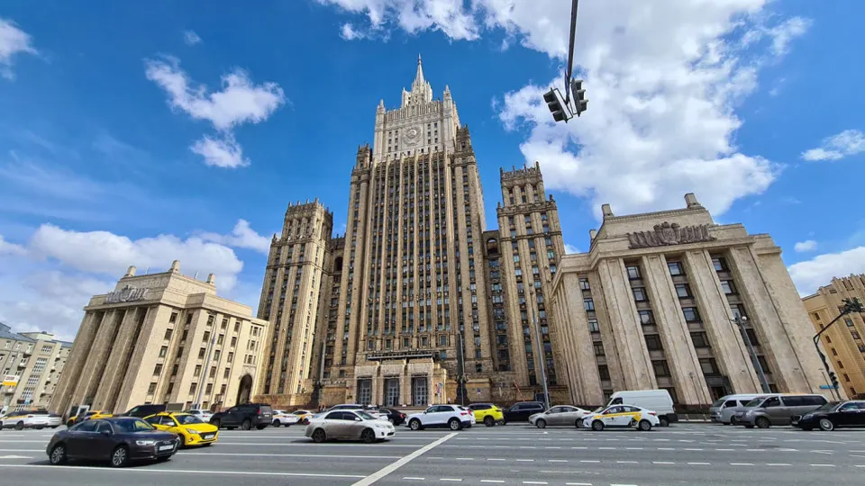 Москва заявляет, что любые попытки остановить боевые действия без устранения первопричин украинского кризиса недопустимы. В материале отражены дипломатические комментарии и реакция западных стран.