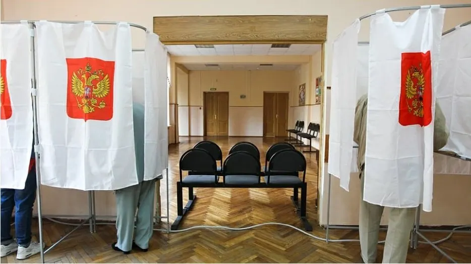 Общественная палата выпустила руководство для партийных наблюдателей, призывая поддерживать решения избирательных комиссий, что критики называют попыткой имитации контроля.