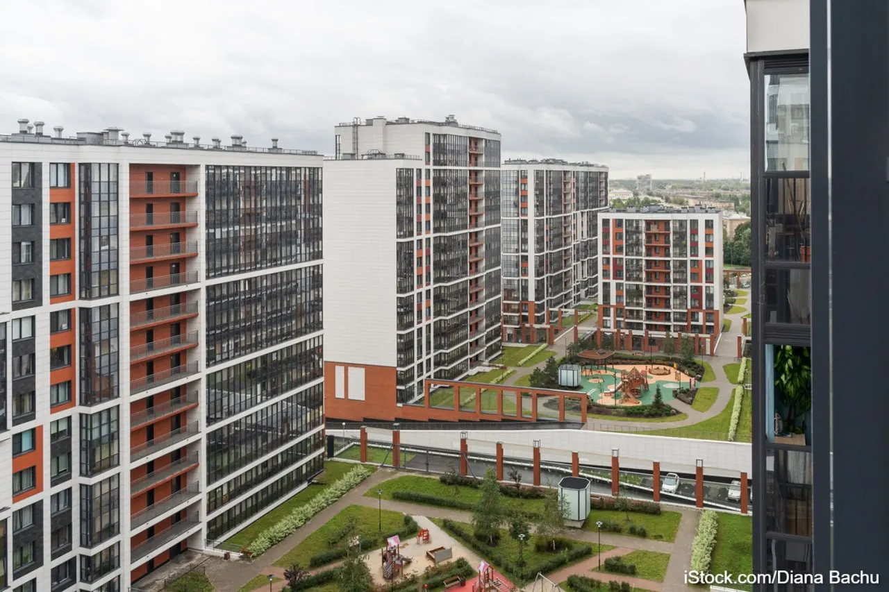 Первая половина 2026 года оказалась устойчивее ожиданий: продажи новостроек в Санкт-Петербурге и Ленинградской области держатся, а агломерация демонстрирует рост на фоне общей динамики по стране.