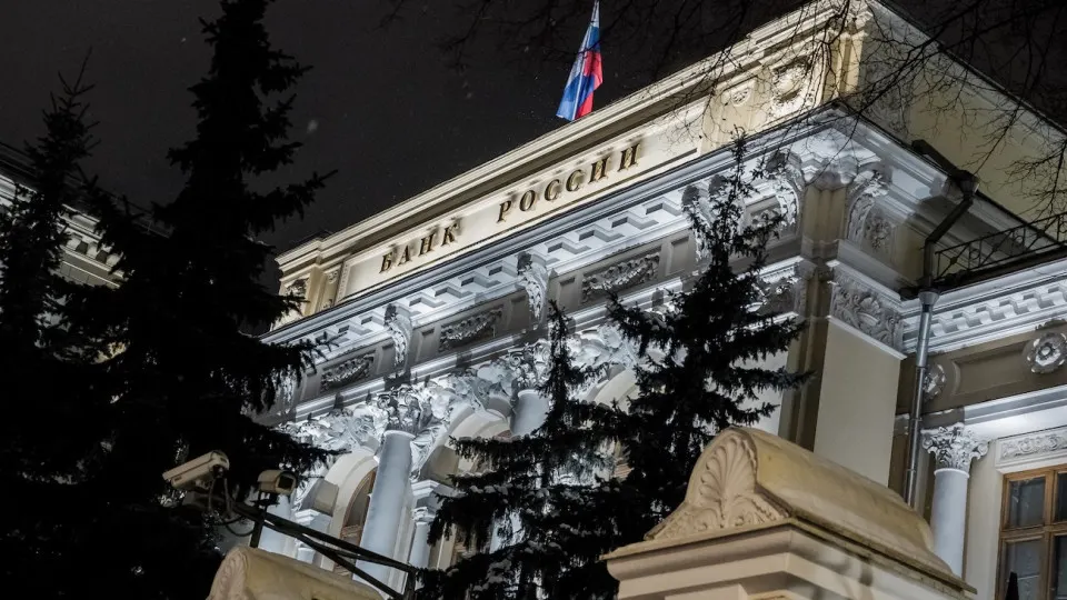 Центральный банк России сообщил об обновлении сервиса уведомлений о фактических контролирующих лицах: теперь можно сообщать и о теневых руководителях банков и других финансовых организаций для повышения прозрачности и контроля рисков.