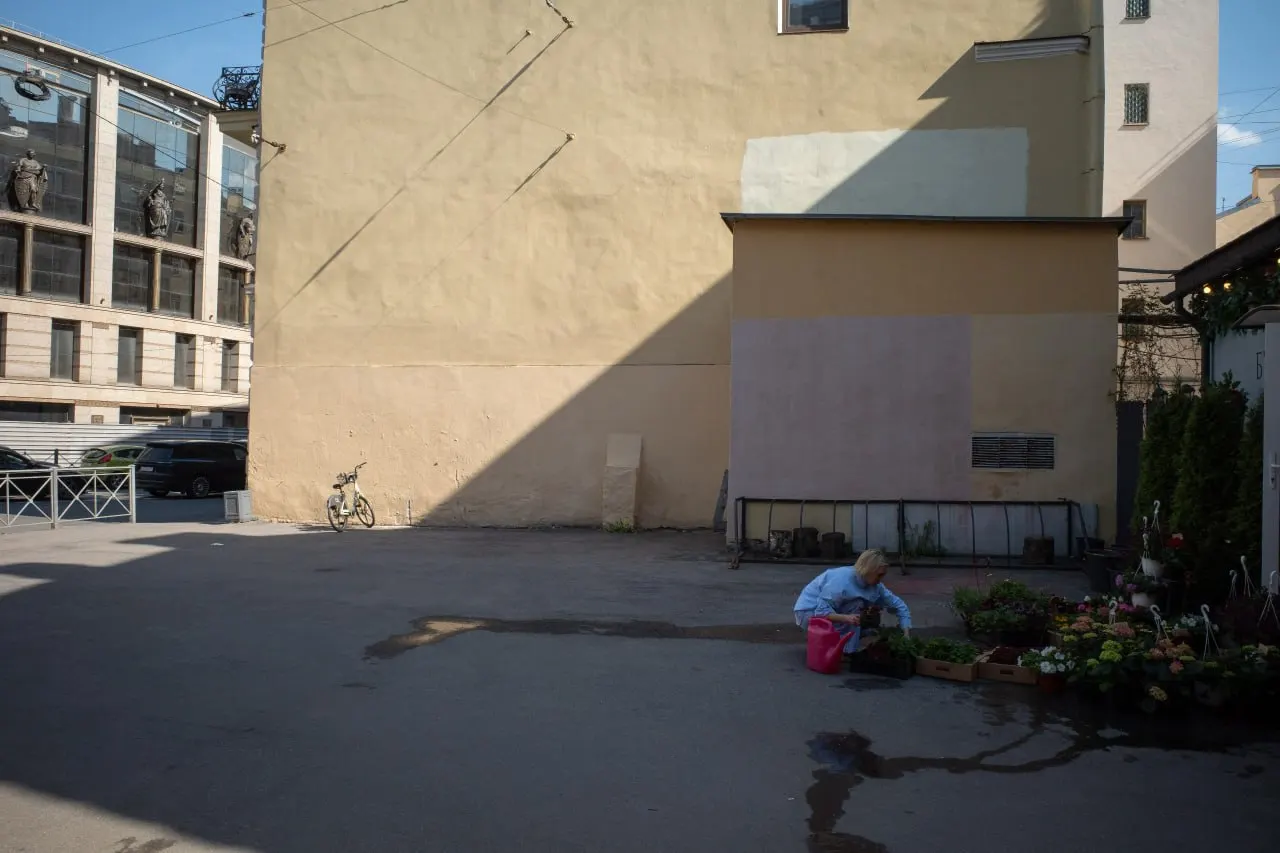 В Петербурге отменили фестиваль, планируют благоустройство сквера в Репино и отправили человека под стражу. В стране обсуждают новый законопроект для эмигрантов, в Луганской области растёт число жертв удара, в Латвии дрон упал в озеро, а книга включена в перечень экстремистских материалов.
