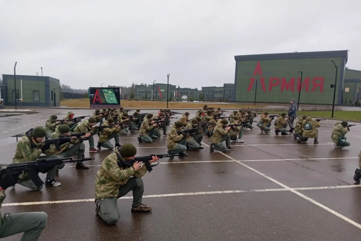 За последние пять лет на создание и работу центров военной подготовки школьников из бюджета направлено как минимум 50 млрд рублей: 36,5 млрд — на сеть «Авангард» в 39 регионах и почти 15 млрд — на сеть «Воин».