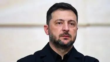Президент Украины заявил, что российские войска продолжают боевые действия вопреки перемирию — за сутки зафиксировано свыше 150 штурмов, более сотни обстрелов и почти 10 000 ударов дронами; Киев пока воздерживается от дальнобойного ответа.