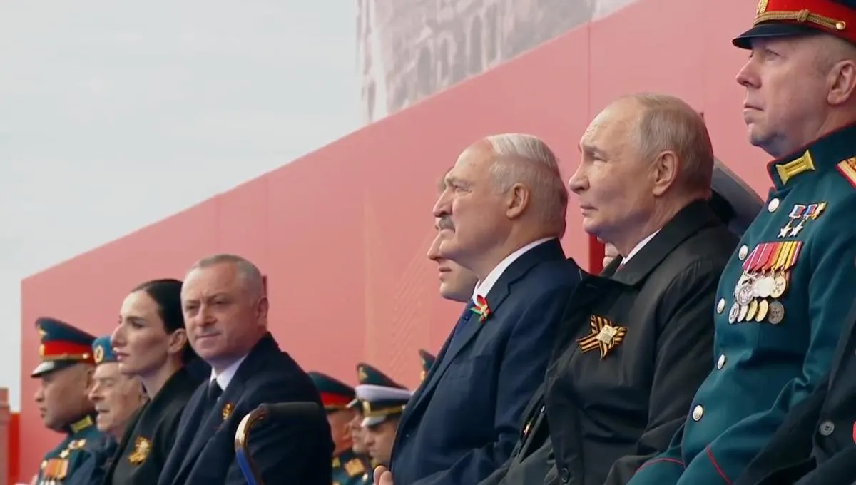 Президент назвал День Победы «священным праздником», связав подвиг советского народа с вдохновением для нынешних военнослужащих СВО. На трибуне впервые рядом с ветераном Великой Отечественной разместили участника «СВО».