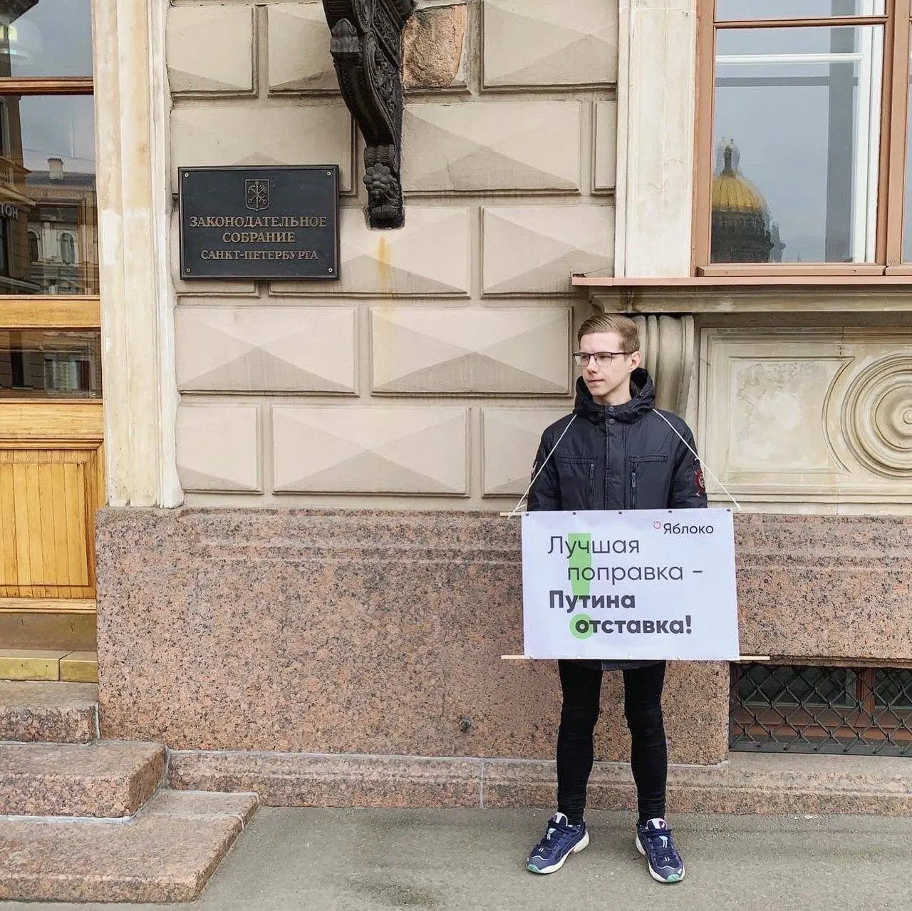 Вадим Ваганов сообщил, что объявлен в федеральный розыск. Ранее он был внесён в реестр «иностранных агентов», а против него выписаны административные штрафы, в том числе по обвинениям в «ЛГБТ‑пропаганде». Точная уголовная статья пока не названа.