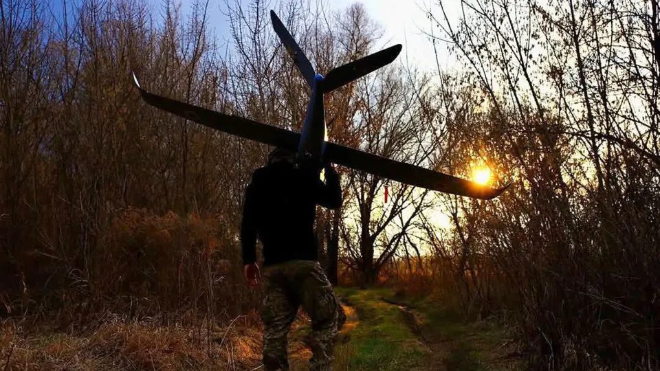 Рост производства и совершенствование беспилотников позволили Украине значительно увеличить удары по российским средствам ПВО и объектам инфраструктуры, в том числе по предприятиям в глубине страны. Это создает дополнительные риски для снабжения войск и энергетической безопасности.
