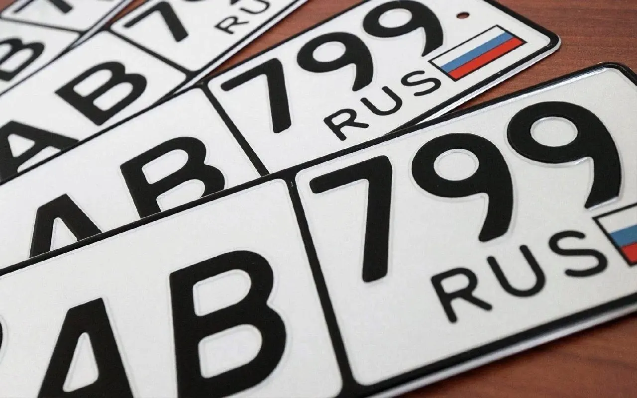 Обновлённый законопроект позволяет резервировать «красивые» и индивидуальные номера, вводит дополнительную плату и запрет на перепродажу уникальных номеров в течение трёх лет; действие предлагается начать с июля 2027 года.