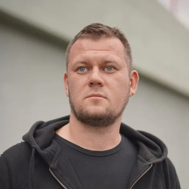 Казанский, не имеющий российского гражданства, назвал внесение в список абсурдным и заявил, что ожидал более суровых обвинений; по его словам, он уже в розыске в «ДНР» за книгу и журналистские материалы.