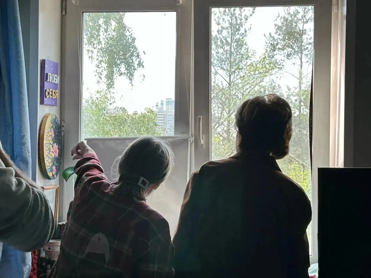 Ночью в Московской области зафиксированы прилёты БПЛА: в Химках дрон врезался в частный дом — есть погибшая и пострадавшие; в многоквартирном доме — пожар и повреждённые квартиры. По стране за ночь сбили 555 беспилотников.