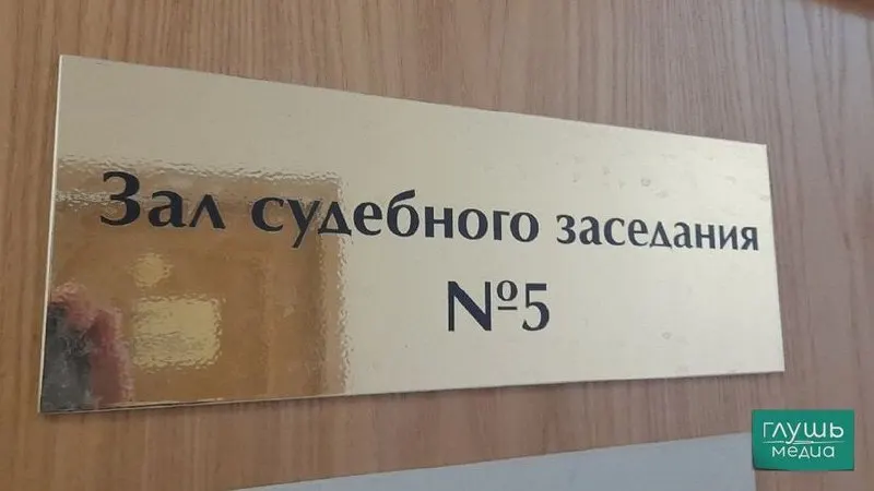 Верховный суд РФ предложил смягчить требования к секретарям судебных заседаний: законопроект допускает на эти должности студентов юридических факультетов, отмечая, что обязательное высшее образование для этой роли считается избыточным.