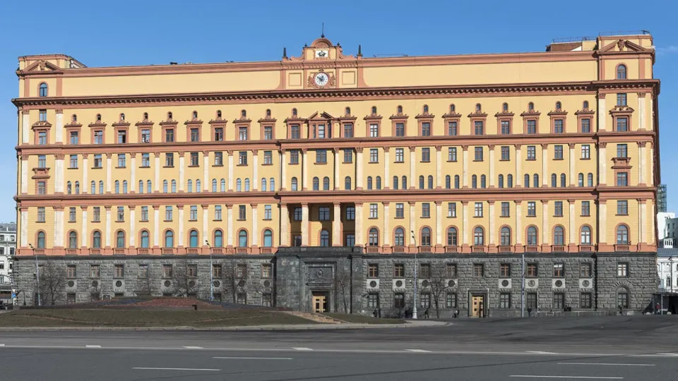 Глава Пограничной службы ФСБ заявил, что Хельсинки и Таллин вводят запреты и инженерные заграждения, пересматривают водное разграничение и ужесточают пропускной режим, что, по его словам, создаёт риски и вынуждает Россию готовиться к разным сценариям на западном направлении.