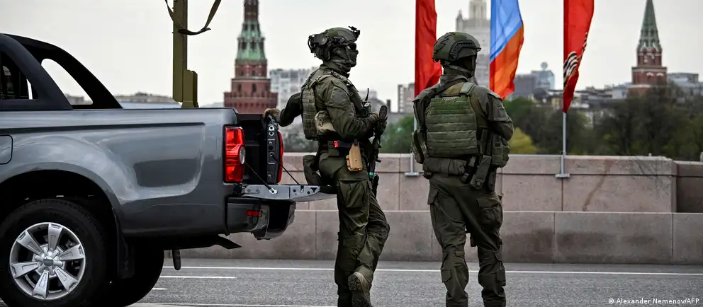 Власти отозвали приглашения зарубежных корреспондентов для освещения парада на Красной площади. Торжества пройдут в сокращённом формате без военной техники, в ряде регионов массовые мероприятия отменены из‑за угроз безопасности.