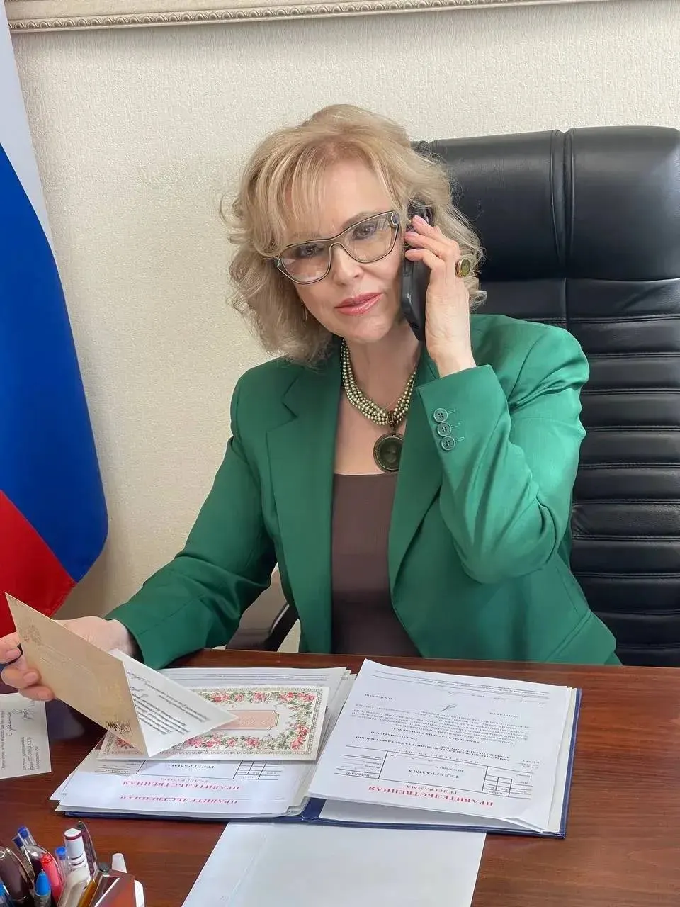 Депутат Татьяна Соломатина заявила, что обещанное уменьшение бумажной работы медиков и педагогов не ощущается. В Госдуме собирают предложения от самих специалистов о том, какие отчёты и справки можно отменить.