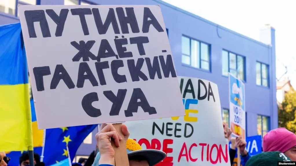 Комитет министров Совета Европы одобрил расширенное частичное соглашение о создании руководящего комитета Специального трибунала по преступлению агрессии против Украины. 36 стран и Европейский союз заявили о намерении присоединиться; Нидерланды примут первоначальную фазу, а в Киеве рассчитывают на запуск трибунала к 2027 году.