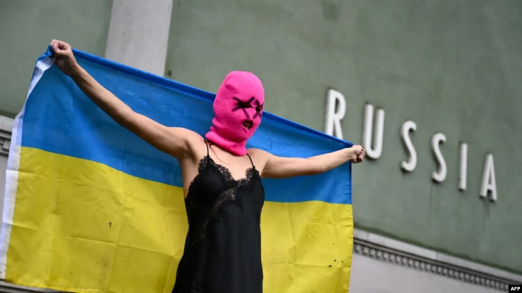 Росфинмониторинг обновил перечень, включив в него Pussy Riot. Ранее группу признали экстремистской, а ряд участниц получили заочные сроки по делам об «фейках» и антивоенной деятельности.