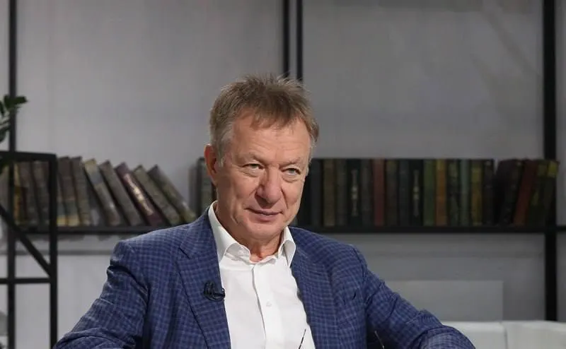 После признания предпринимателя и его фонда «экстремистами» и постановления о конфискации активов на сумму около 8 млрд рублей Галицкий воспользовался голландским паспортом и уехал из страны через Белоруссию.