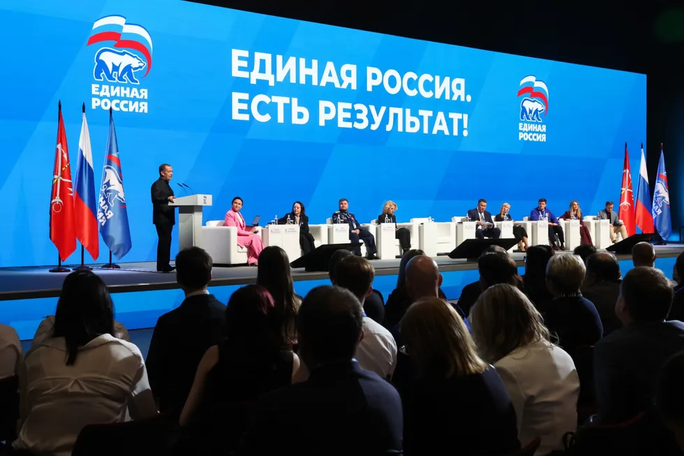 Администрация президента рекомендовала лояльным изданиям избегать слова «запрет» в заголовках и сместить акцент на «ограничения», штрафы и позитивные инициативы — на фоне новых правил о съёмке последствий атак беспилотников и предстоящих выборов.
