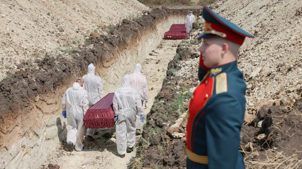 Анализ поимённых списков, реестра наследственных дел и судебной статистики показывает: минимум 352 тыс. погибших российских военных к концу 2025 года; пик потерь пришёлся на 2024–2025 годы, а темпы пополнения личного состава уже не покрывают потери.