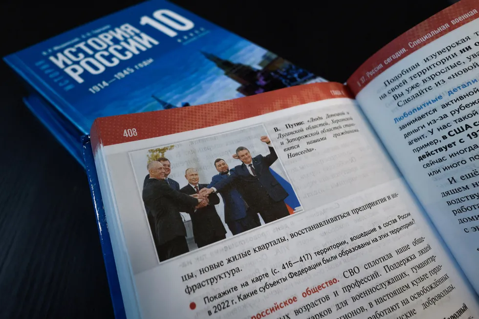 Новая линейка учебников по истории для средней школы переиначивает события и вплетает современные политические мотивы, стирая спорные эпизоды и предлагая учащимся готовую лояльную к власти интерпретацию прошлого.