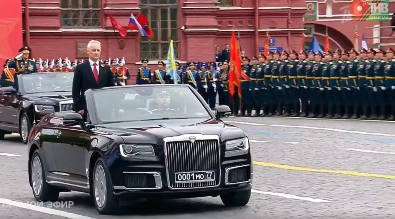 Андрей Белоусов принял смотр войск с участием кабриолетов Aurus: один из показанных автомобилей произведён в Москве, а аналогичные модели выпускают в Елабуге.