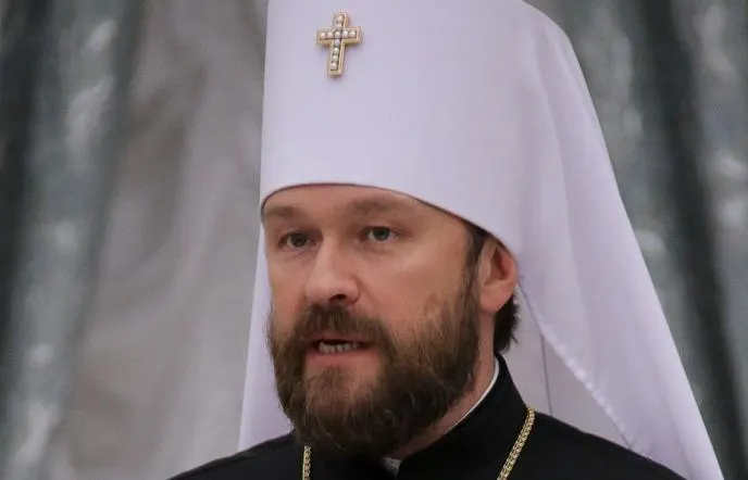 В Карловых Варах освободили митрополита Илариона и его оператора: экспертиза обнаруженного в багажнике вещества признала его запрещённым, но обвинений не выдвинули. Расследование продолжается.