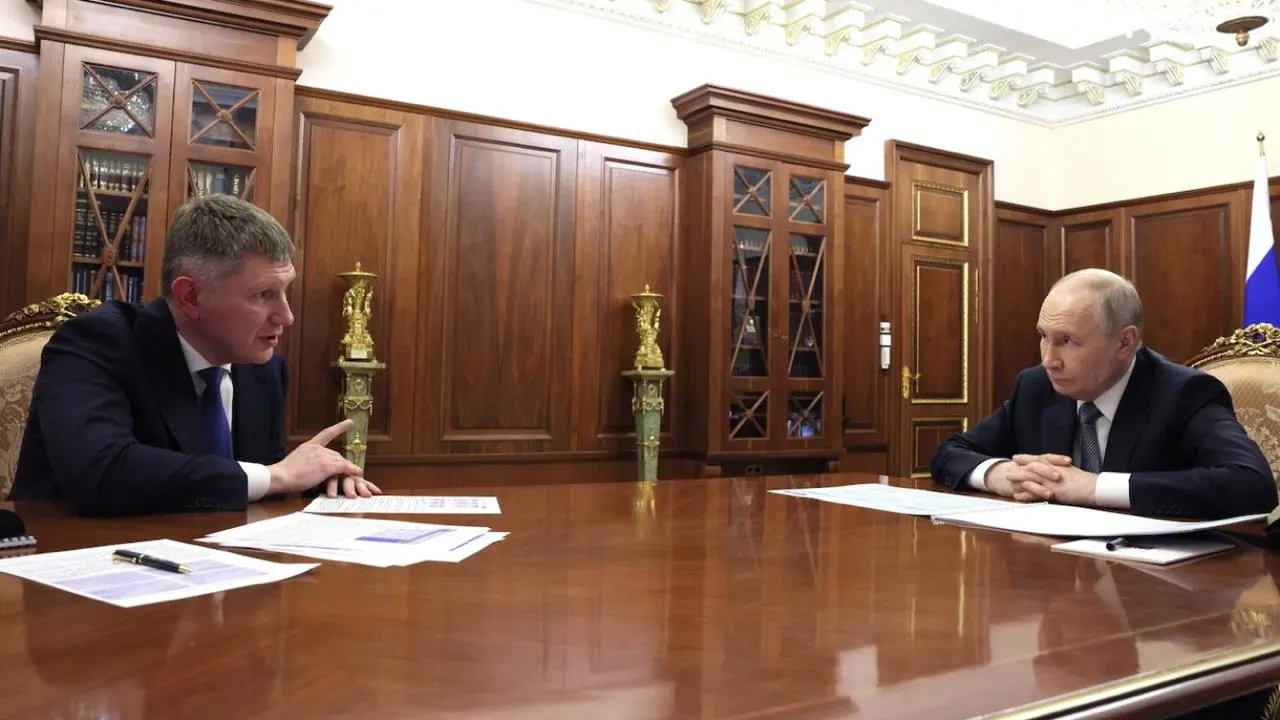 Министр экономического развития Максим Решетников заявил, что по итогам 2025 года ВВП на душу населения России достиг почти 56% от американского, несмотря на санкции. По данным МВФ, в 2026 году показатель России составляет $18 530, и страна занимает 66-е место в мире.