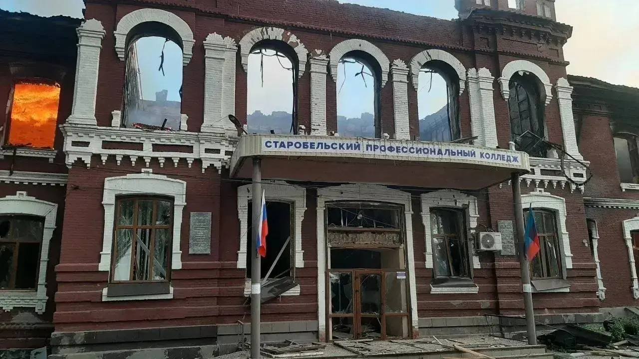 Ночной удар по общежитию профессионального колледжа в Старобельске привёл к обрушению сектора пятиэтажного корпуса. По данным официальных источников, подтверждены 6 погибших, 15 человек числятся пропавшими без вести, 39 получили ранения — большинство из них несовершеннолетние.