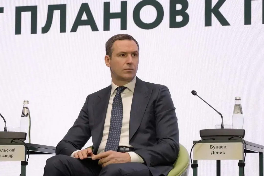 Ему вменяют хищение средств Российского экологического оператора. Буцаев, отвечавший за мусорную реформу, предположительно находится в США. Сама реформа признана проваленной: перерабатывается не более 10% отходов при затратах не менее 94 млрд рублей.