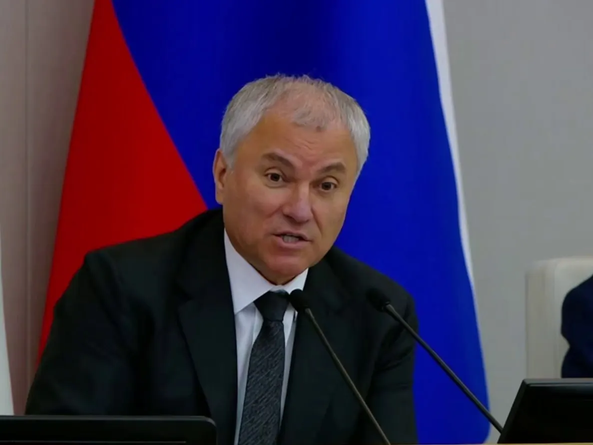 Депутаты приняли во втором чтении законопроект, который официально добавляет в перечень профилактических мер противодействие фальсификации истории и предупреждение уклонения от исполнения обязанностей по защите Отечества. Авторы документа связывают это с защитой традиционных ценностей и национальной безопасности.
