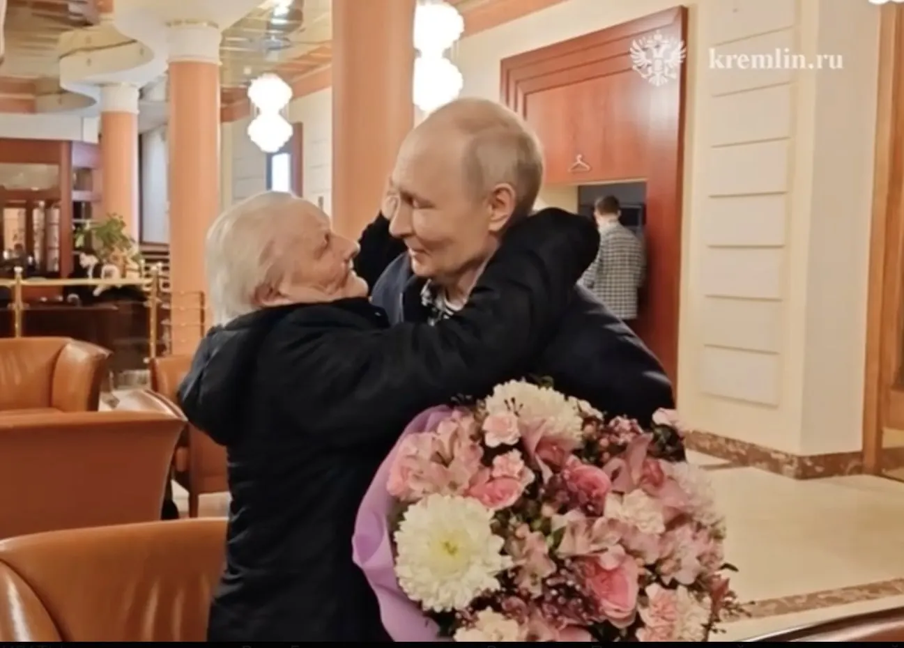 Президент обнял и поцеловал свою первую учительницу — встреча оказалась эмоциональной, педагог расплакалась.