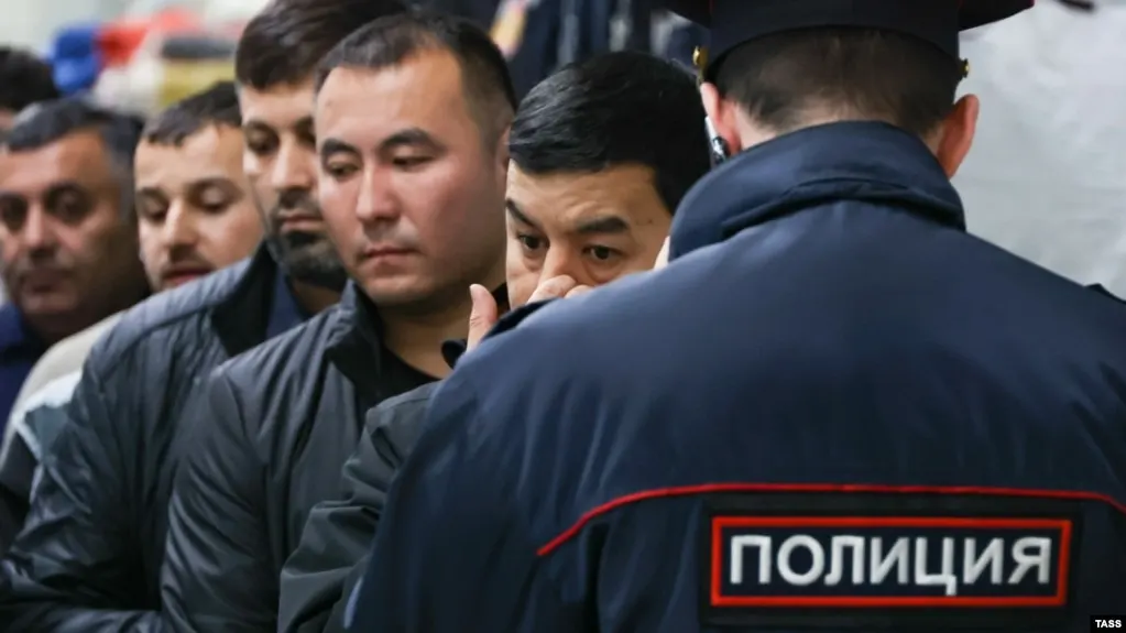 Депутаты приняли в первом чтении законопроект, который вводит административное выдворение для иностранцев и лиц без гражданства за ряд правонарушений — от участия в несогласованных акциях и дискредитации вооружённых сил до призывов к санкциям, экстремистских действий и мелкого хулиганства.