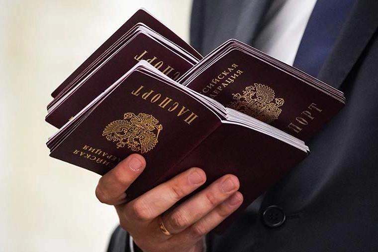 Депутаты от «Единой России» планируют внести поправки ко второму чтению, которые позволят иностранцам с непогашенной судимостью получать РВП, ВНЖ и гражданство, если их в других странах осудили за поддержку политики России или СВО.