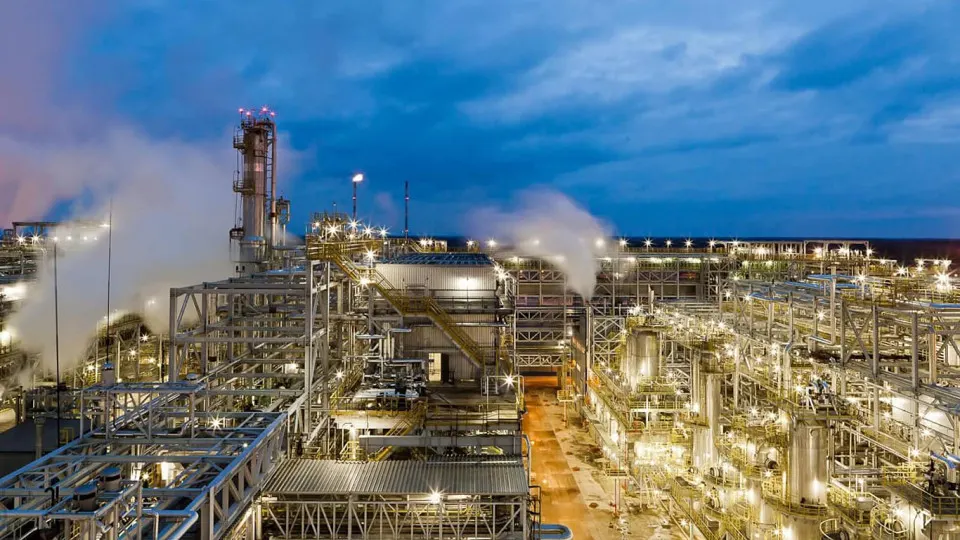 После удара беспилотников 5 мая Киришский нефтеперерабатывающий завод «Кинеф» полностью остановил переработку и временно прекратил отгрузку продукции. Владельцы объявили о невозможности выполнять контрактные обязательства из‑за повреждений технологических объектов.