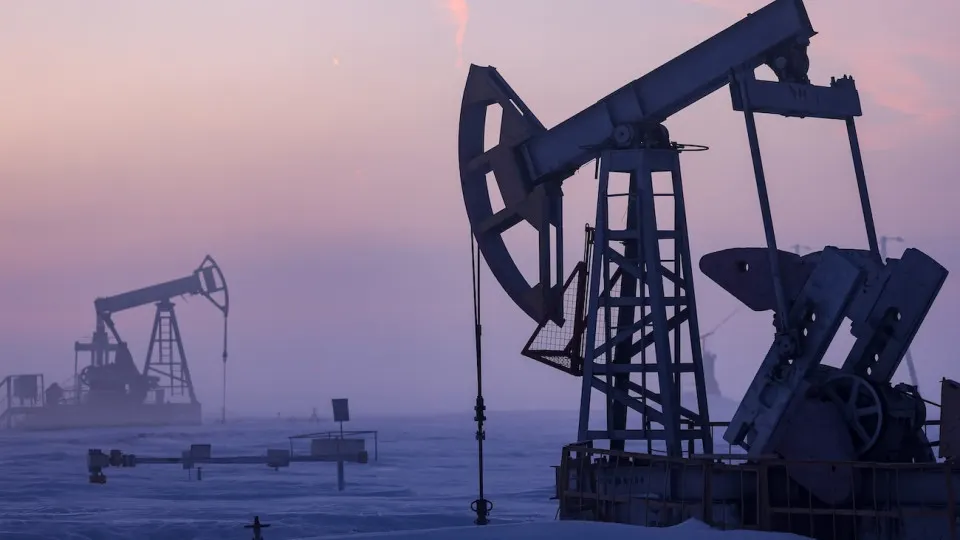 По обновлённому макропрогнозу ожидается, что добыча нефти в 2026 году сократится до примерно 511 млн тонн — самый низкий уровень с 2009 года. Основные причины — сокращение бурения из‑за ухудшения финансовой устойчивости компаний, последствия санкций и военные обстоятельства.