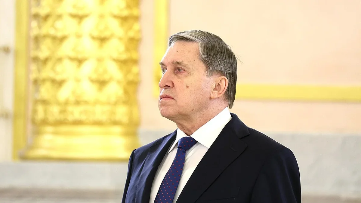 Помощник российского руководителя заявил, что прекращение боевых действий невозможно без вывода украинских войск из Донбасса. По его словам, США продолжают телефонные контакты по урегулированию, а президент готов встретиться с Зеленским при условии долгосрочного мирного соглашения.