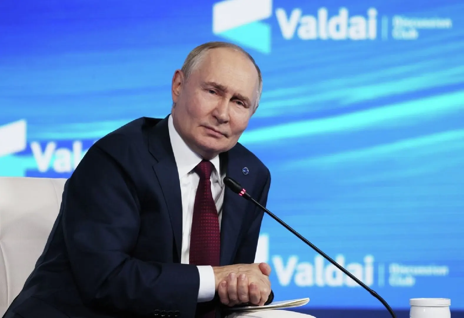 Международный уголовный суд постановил, что государства, ратифицировавшие Римский статут, при приглашении Владимира Путина обязаны исполнить ордер на его арест. Исключение возможно только для переговоров под эгидой ООН; приостановка преследования требует резолюции Совбеза по Главе VII.