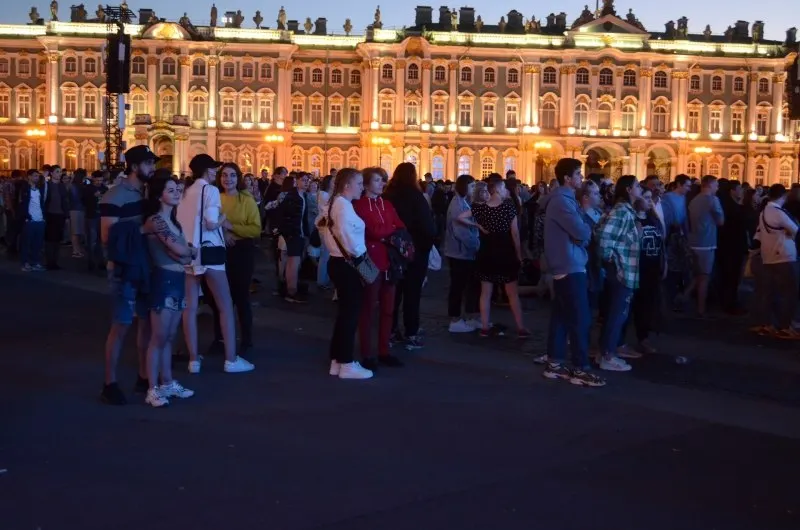 Ночь праздника в Петербурге соберёт около 66 тысяч выпускников, власти утвердили 300 приоритетных образовательных программ и увеличили число бюджетных мест. В Смоленске пройдут праздничные мероприятия в рамках Дня молодёжи.