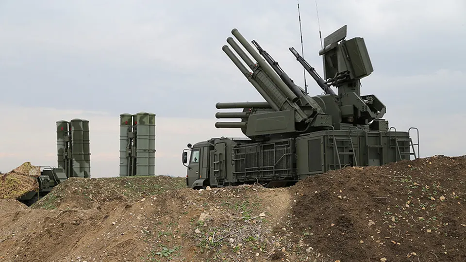 Российские военные сообщили о применении комплекса «Волна Купол Гарант», который, как утверждают эксперты, способен глушить сигнал спутниковой связи Starlink на площади до 20 км². Оборудование, по данным, производится в Крыму и поставляется армии за миллионы долларов; силы противника систематически выявляют и уничтожают такие комплексы.
