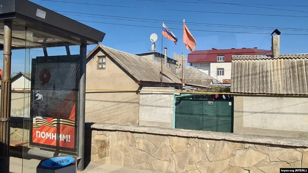 В результате ударов беспилотников в Симферополе, на железной дороге и в ряде российских областей сообщают о погибших и пострадавших; власти также заявили о сотнях сбитых аппаратов.
