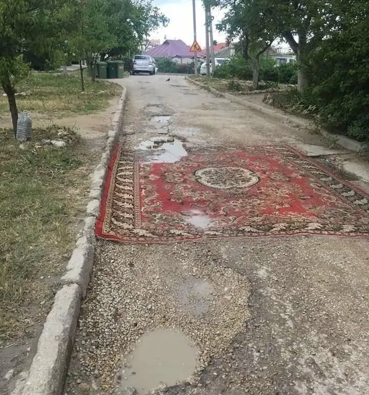 В Госдуму внесён законопроект, который разрешает жителям самостоятельно менять покрытие во дворах и на местных дорогах. Правительство инициативу не поддержало, подчёркивая, что ремонтом должны заниматься специалисты.