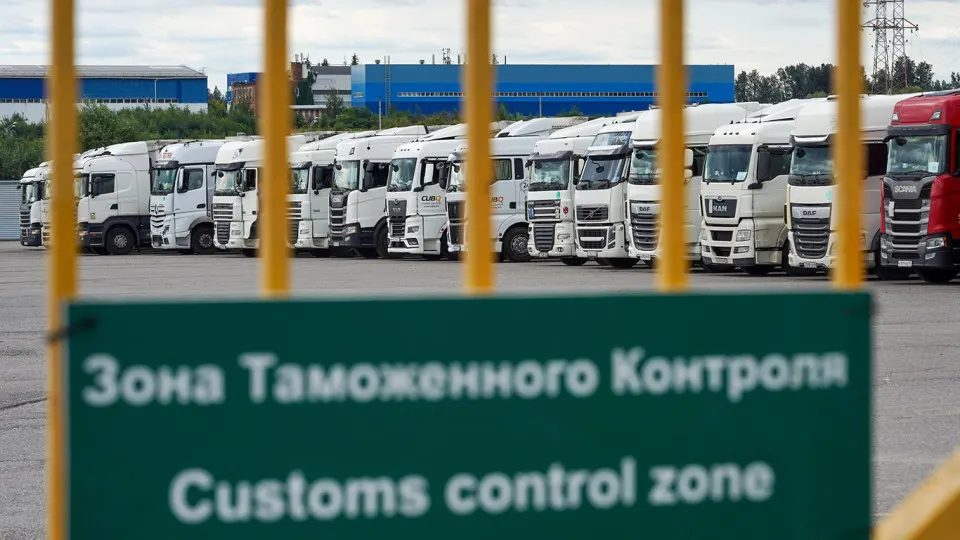 Правительство отложило обязательные обеспечительные платежи по системе СПОТ и продлило упрощённый режим ввоза товаров из стран ЕАЭС; многие импортеры оказались в неопределённости из‑за изменений и разъяснений.